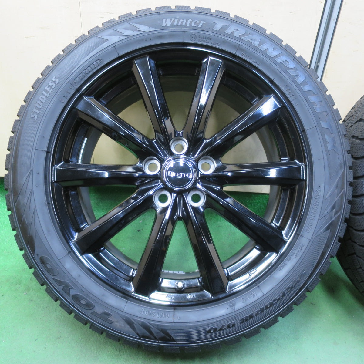 バリ溝！23年！キレイ！ほぼ10分★スタッドレス 235/50R18 トーヨー ウインター トランパス TX DILETTO ディレット 18インチ PCD114.3/5H★5072804イス