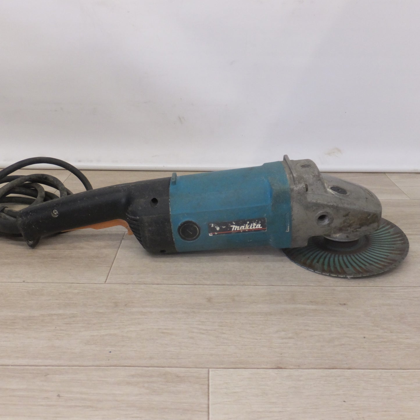 [送料無料] ★マキタ makita 180mm ディスクグラインダ 9047L　100V 15A 50-60Hz 1430W★