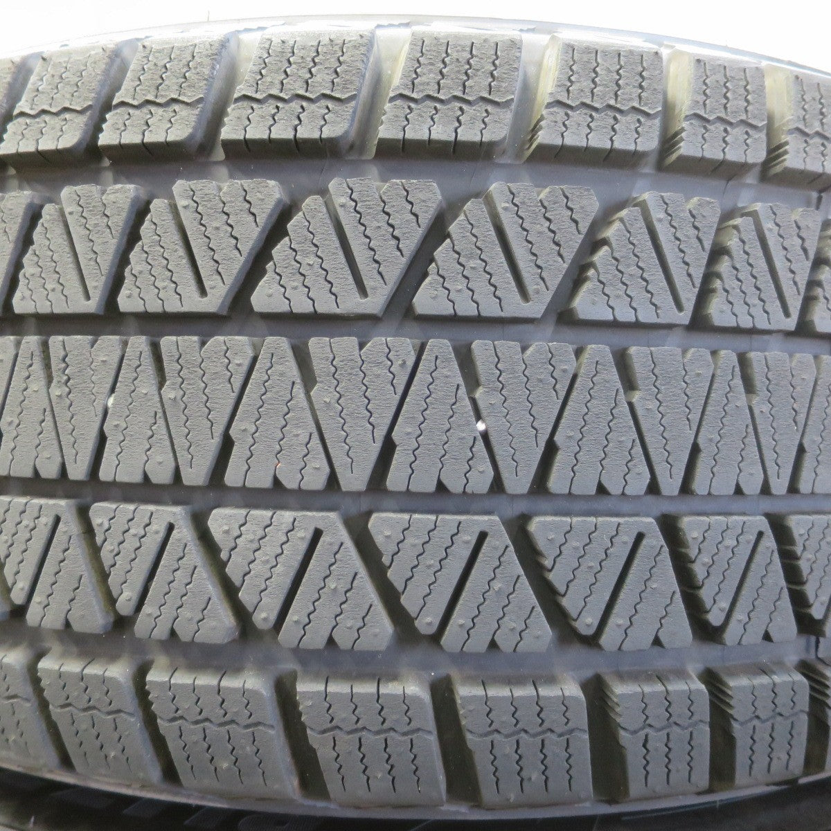 ほぼ未使用！24年！キレイ★KEELER FORCE 265/60R18 スタッドレス ブリヂストン ブリザック DM-V3 キーラー フォース 18インチ PCD139.7/6H★6051909イス