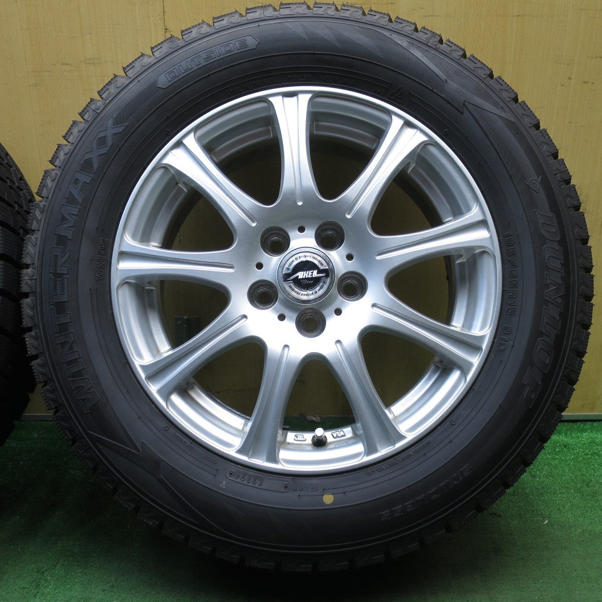 バリ溝！24年！キレイ！ほぼ10分★プリウス 等 195/65R15 スタッドレス ダンロップ ウインターマックス WM02 AXEL Three アクセル 15インチ PCD100/5H★5081107NJス