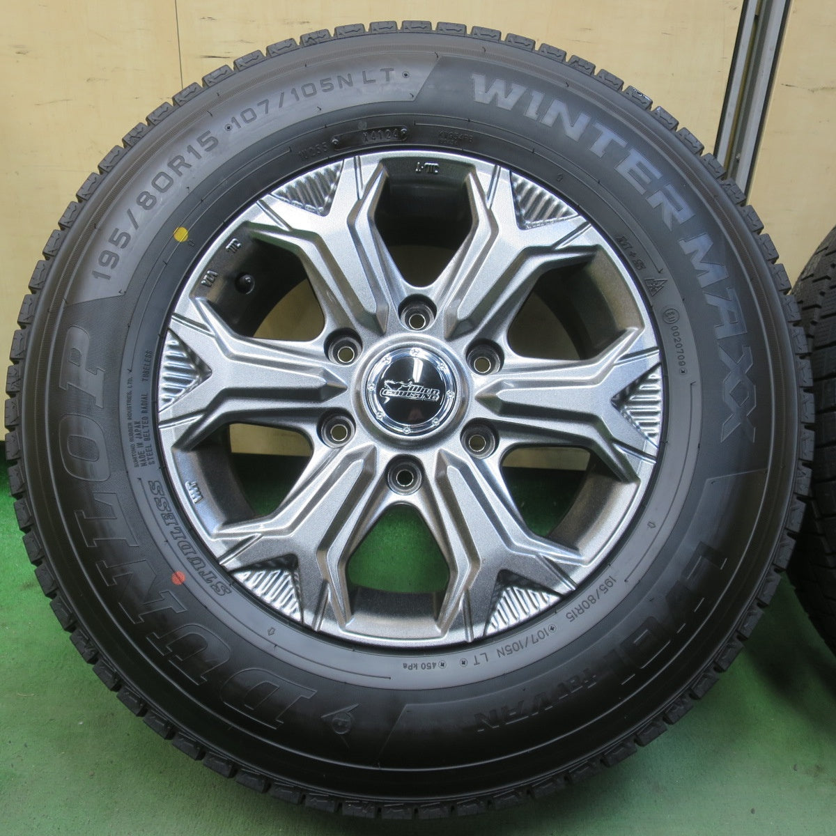 ほぼ未使用！24年！美品◎WILD CRUISING KC-X 195/80R15 107/105N スタッドレス ダンロップ ウインターマックス LV01 for VAN ワイルド クルージング 15インチ PCD139.7/6H◎6100606イス