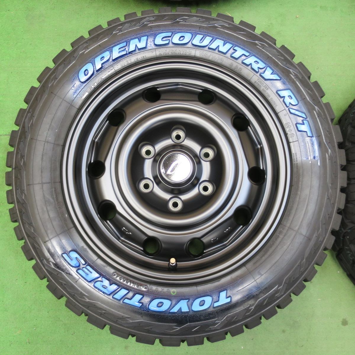 [送料無料] 未使用！24年★215/65R16C 109/107Q 8PR トーヨー オープンカントリー R/T 社外 アルミ 16インチ PCD139.7/6H★5040606IMノ