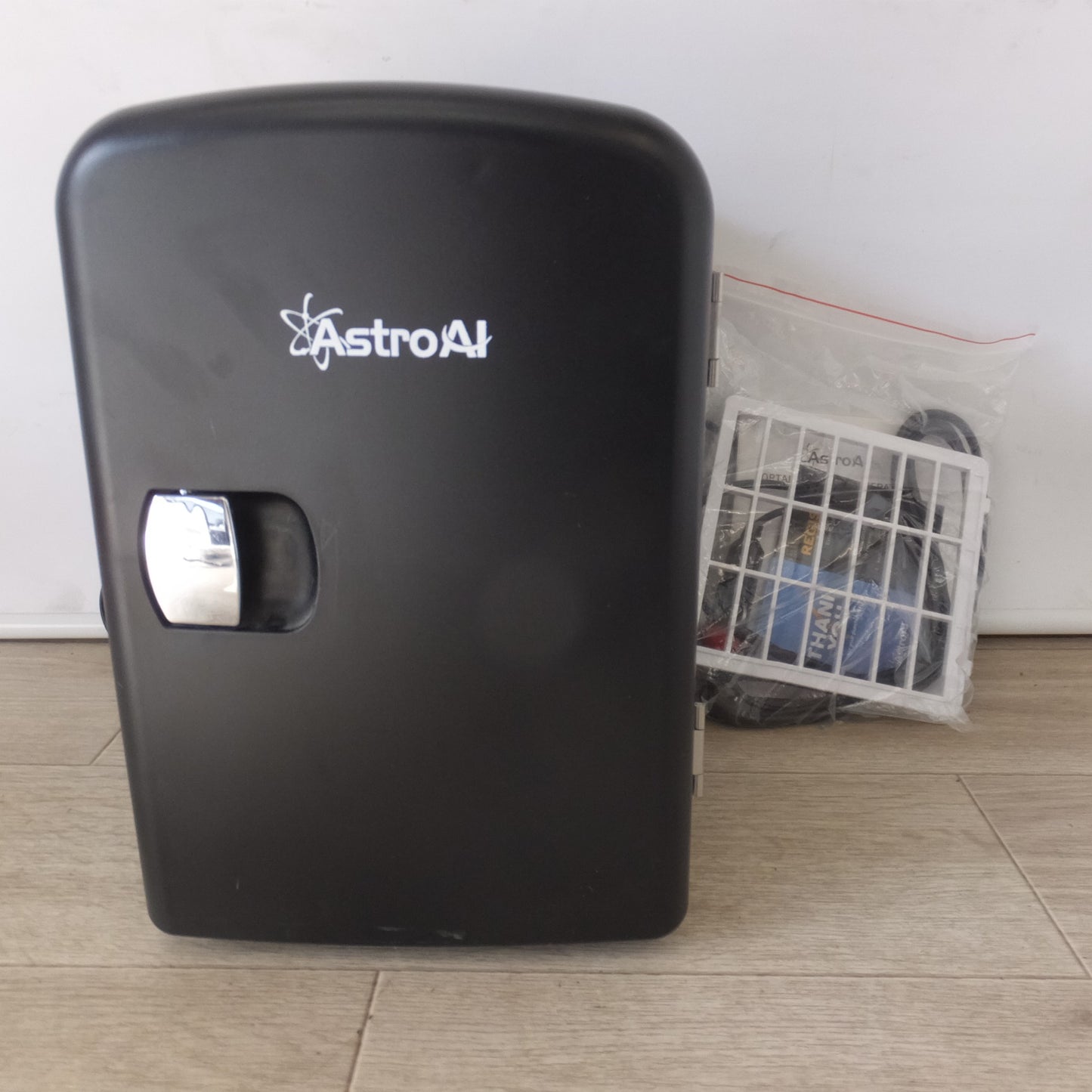 [送料無料] ★AstroAI ミニ冷蔵庫 ポータブル冷温庫 LY0204A 4L　DC12 AC100-120V★