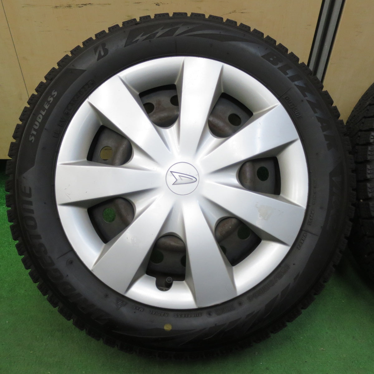 [送料無料] バリ溝！22年！ほぼ10分★ダイハツ LA300S ミライース 純正 スチール 155/65R14 スタッドレス ブリヂストン ブリザック VRX2 14インチ PCD100/4H★4103111イス