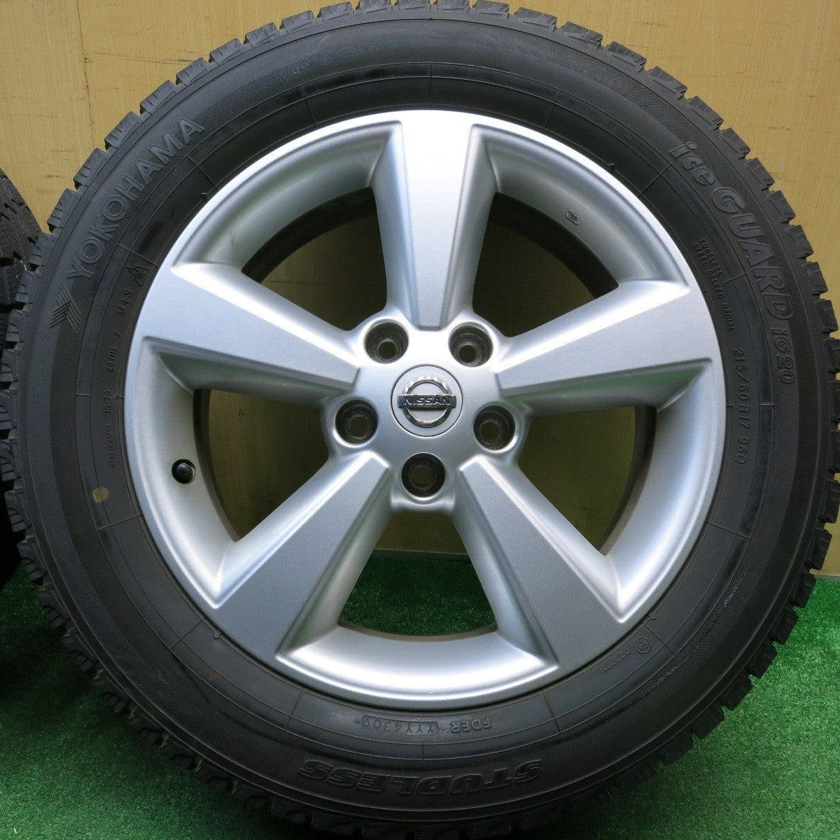 バリ溝！キレイ！9分★日産 デュアリス 純正 215/60R17 スタッドレス ヨコハマ アイスガード iG20 17インチ PCD114.3/5H★5122009HAス