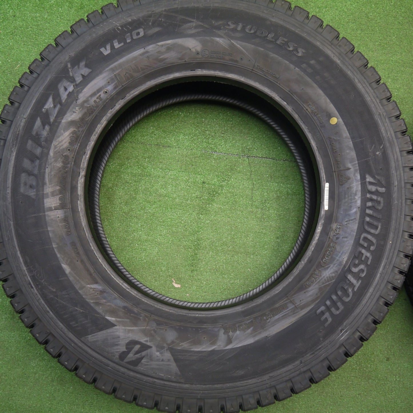 未使用！23年★スタッドレス 195/80R15 107/105N ブリヂストン ブリザック VL10 タイヤ 15インチ ハイエース キャラバン 等★6010512Hスタ