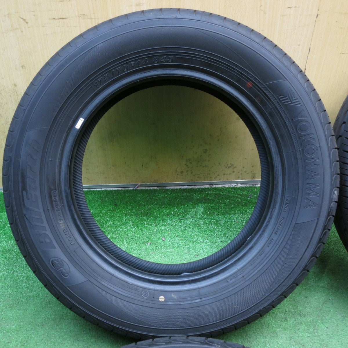 バリ溝！25年！ほぼ10分◎175/70R14 ヨコハマ ブルーアース AE01F タイヤ 14インチ ヤリス アクア ヴィッツ シエンタ 等◎6092110KKノタ