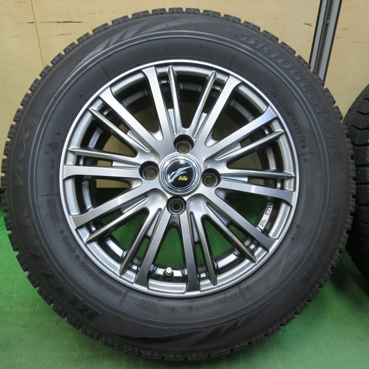 キレイ★スタッドレス 175/70R14 ブリヂストン ブリザック VRX Fang ファング 14インチ PCD100/4H★5032612イス