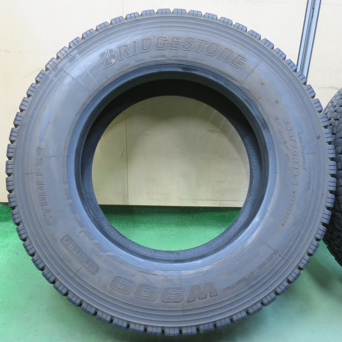 バリ溝！25年！9.5分★トラック タイヤ 245/70R19.5 136/134J スタッドレス ブリヂストン W999 19.5インチ★6062103イスタ