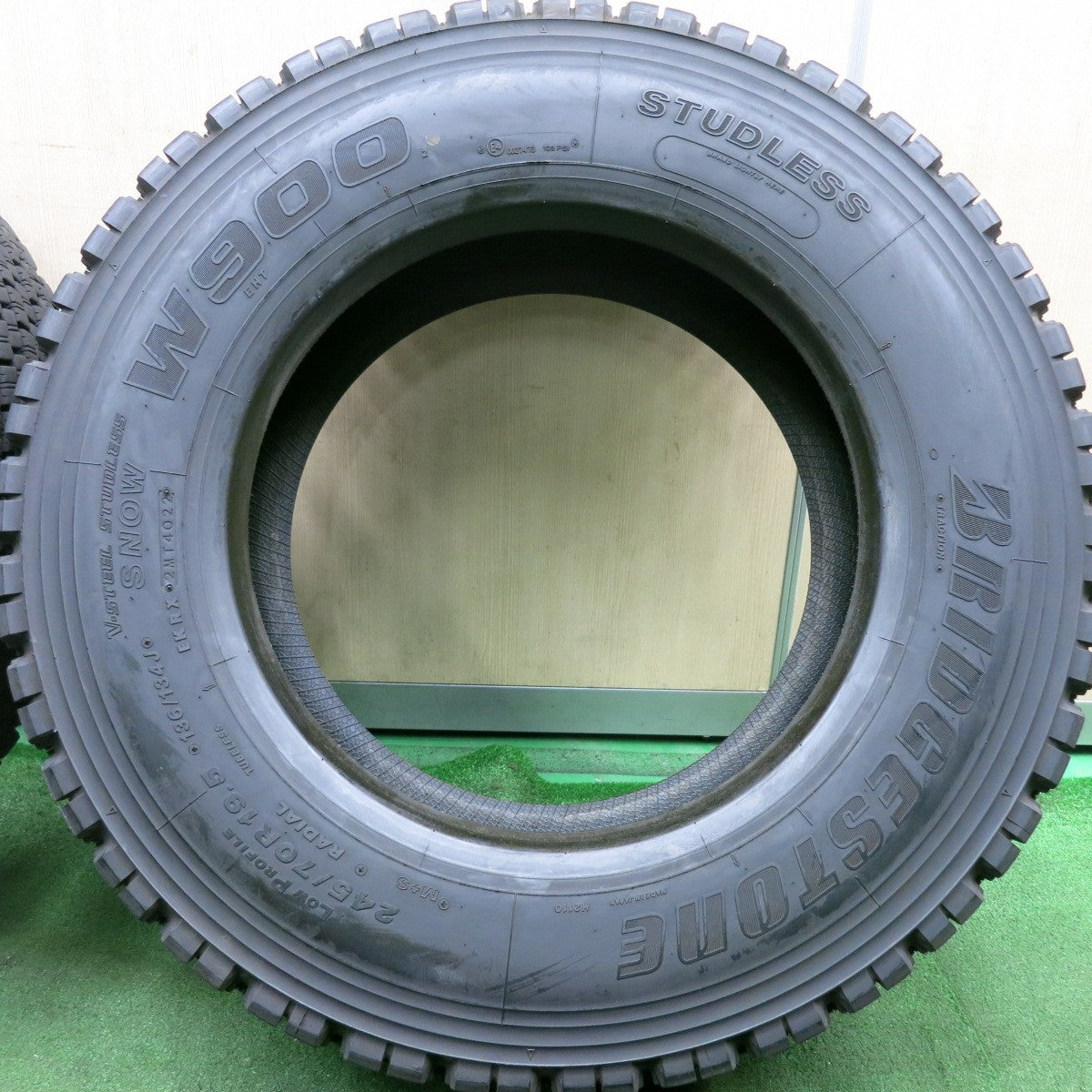 *送料無料* バリ溝！22年！8.5分★トラック タイヤ 245/70R19.5 136/134J スタッドレス ブリヂストン W900 19.5インチ★4071015HAスタ