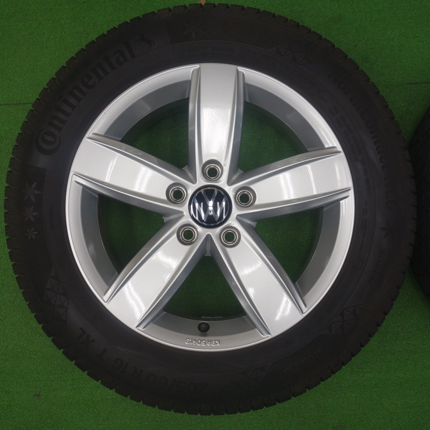 バリ溝！キレイ！8.5分◎ワーゲン ゴルフ トゥーラン 等 純正 205/60R16 スタッドレス コンチネンタル ノースコンタクト NC6 16インチ PCD112/5H◎6070402KTス