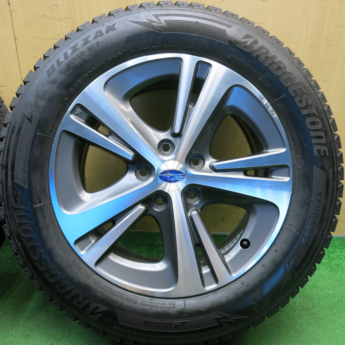 バリ溝！23年！9.5分◎スバル レヴォーグ 純正 225/60R17 スタッドレス ブリヂストン ブリザック DM-V3 17インチ PCD114.3/5H◎6091201HAス