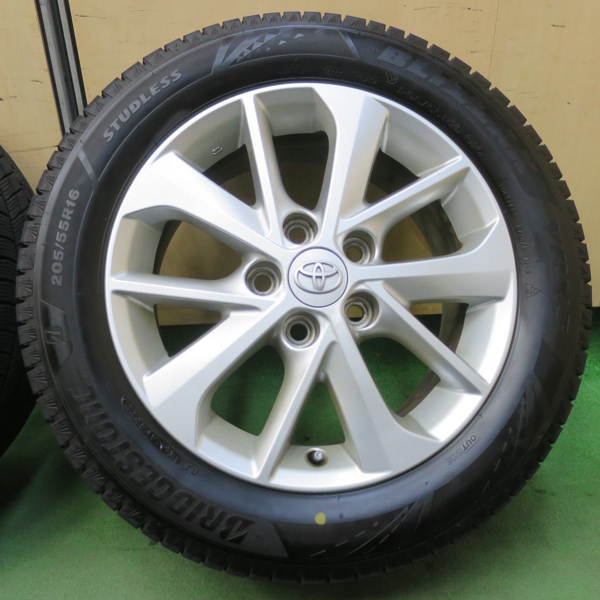 バリ溝！22年！ほぼ10分★トヨタ オーリス 純正 205/55R16 スタッドレス ブリヂストン ブリザック VRX3 16インチ PCD114.3/5H★5112106イス