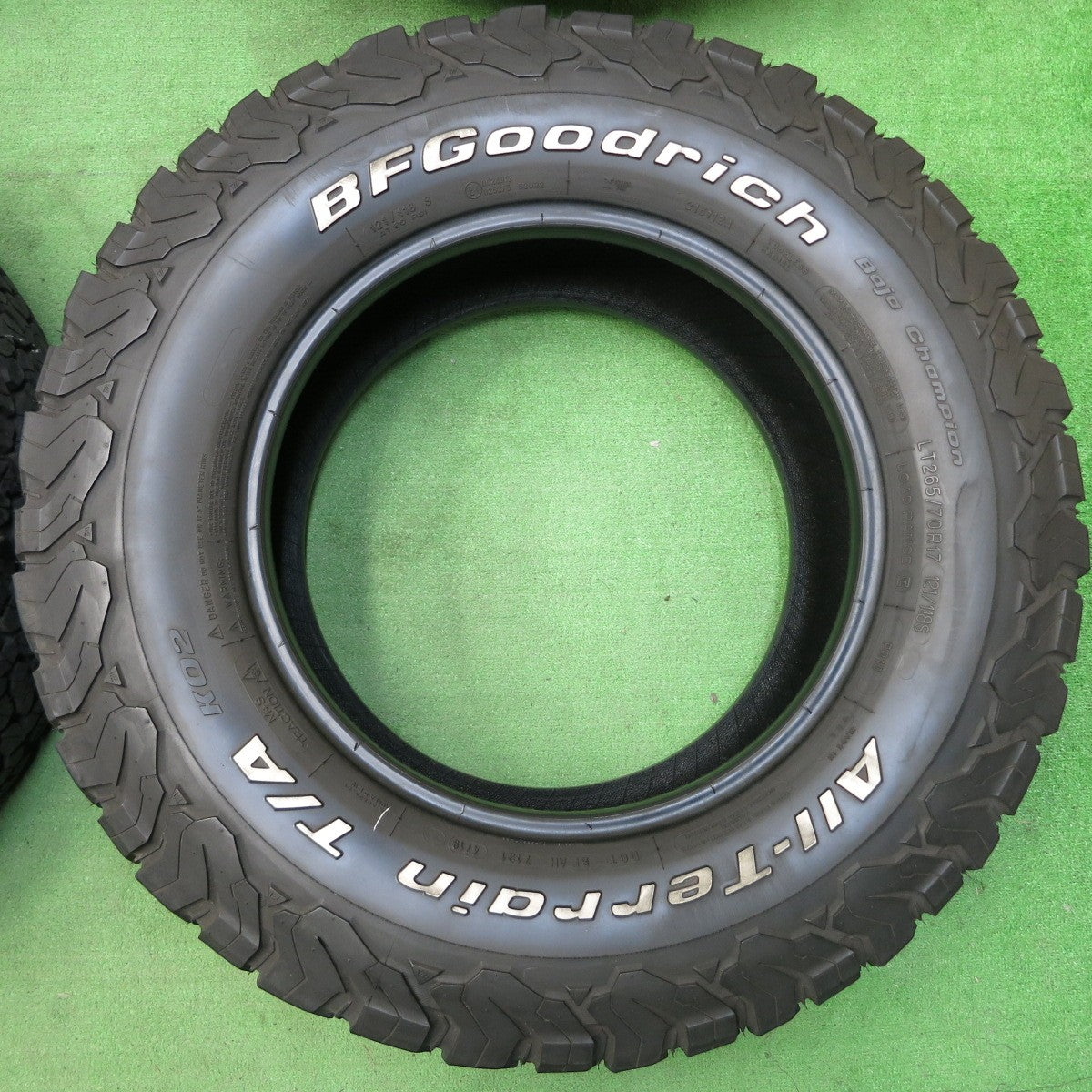 *送料無料* バリ溝★265/70R17 BFグッドリッチ All-Terrain T/A KO2 ホワイトレター タイヤ 17インチ プラド FJクルーザー等★4042102イノタ