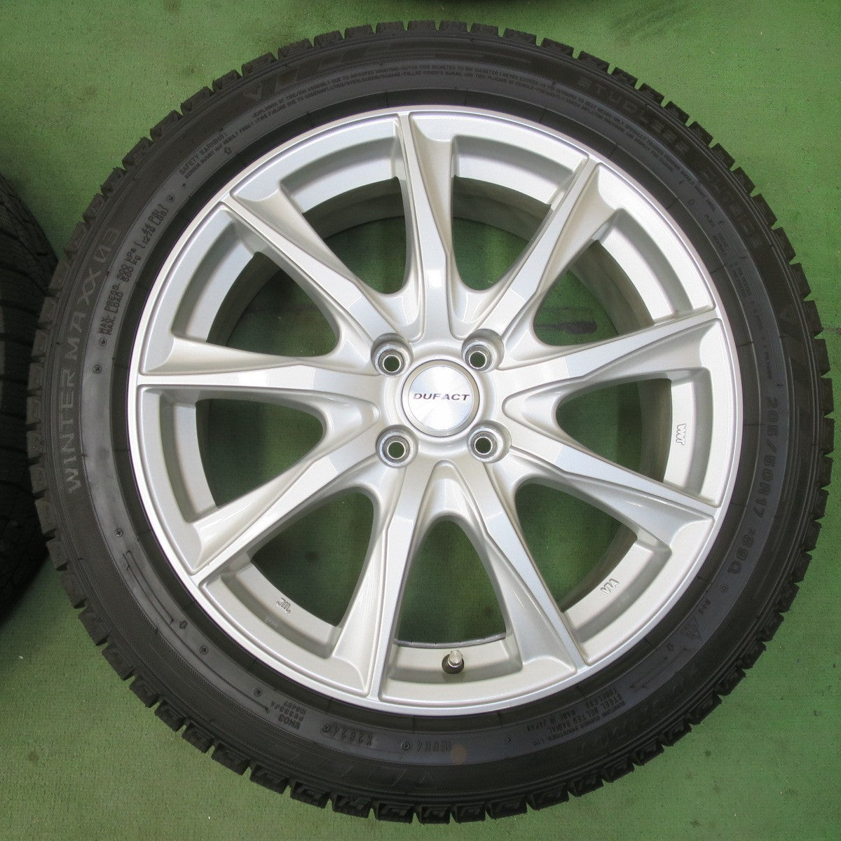 バリ溝！24年！キレイ！9.5分以上★スタッドレス 205/50R17 ダンロップ ウインターマックス 03 DUFACT デュファクト 17インチ PCD100/4H★6031105イス