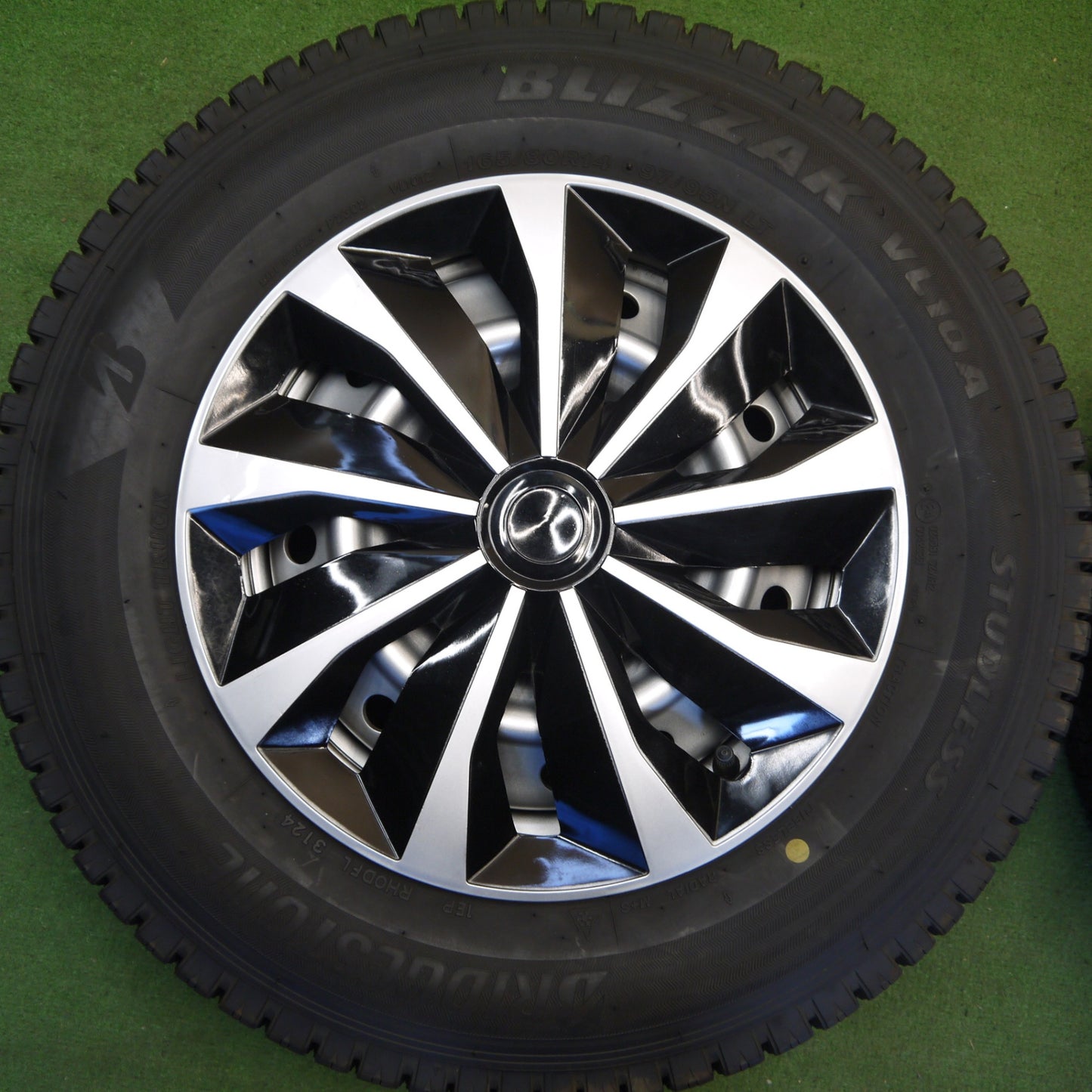 バリ溝！24年！キレイ！9.5分以上★トヨタ タウンエース 等 純正 スチール 165/80R14 97/95N スタッドレス ブリヂストン ブリザック VL10A 14インチ PCD114.3/5H★6042705Hス