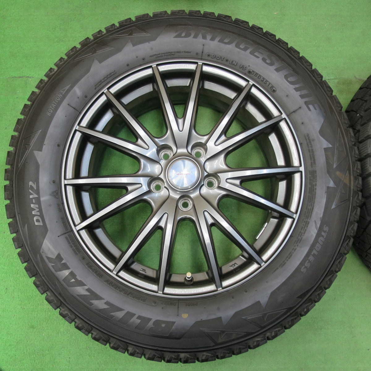 [送料無料] バリ溝！キレイ！8.5分★スタッドレス 225/65R17 ブリヂストン ブリザック DM-V2 VELVA SPORT ヴェルヴァ 17インチ PCD114.3/5H★4112607イス
