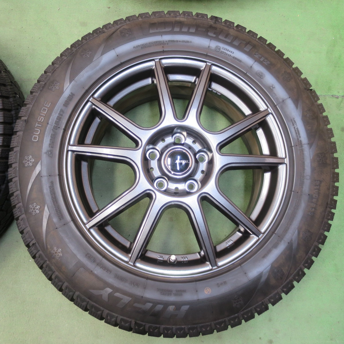 バリ溝！22年！キレイ！9.5分以上★スタッドレス 225/65R17 ハイフライ Win-turi 212 EMBELY S10 エンベリー 17インチ PCD114.3/5H★6042002イス