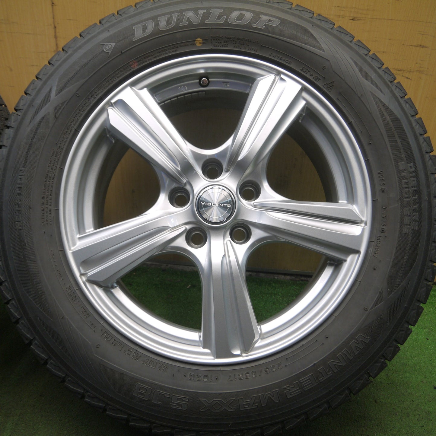 *送料無料* バリ溝！キレイ！9.5分★スタッドレス 225/65R17 ダンロップ ウインターマックス SJ8 VIOLENTO ヴィオレント PCD114.3/5H★4031910Hス