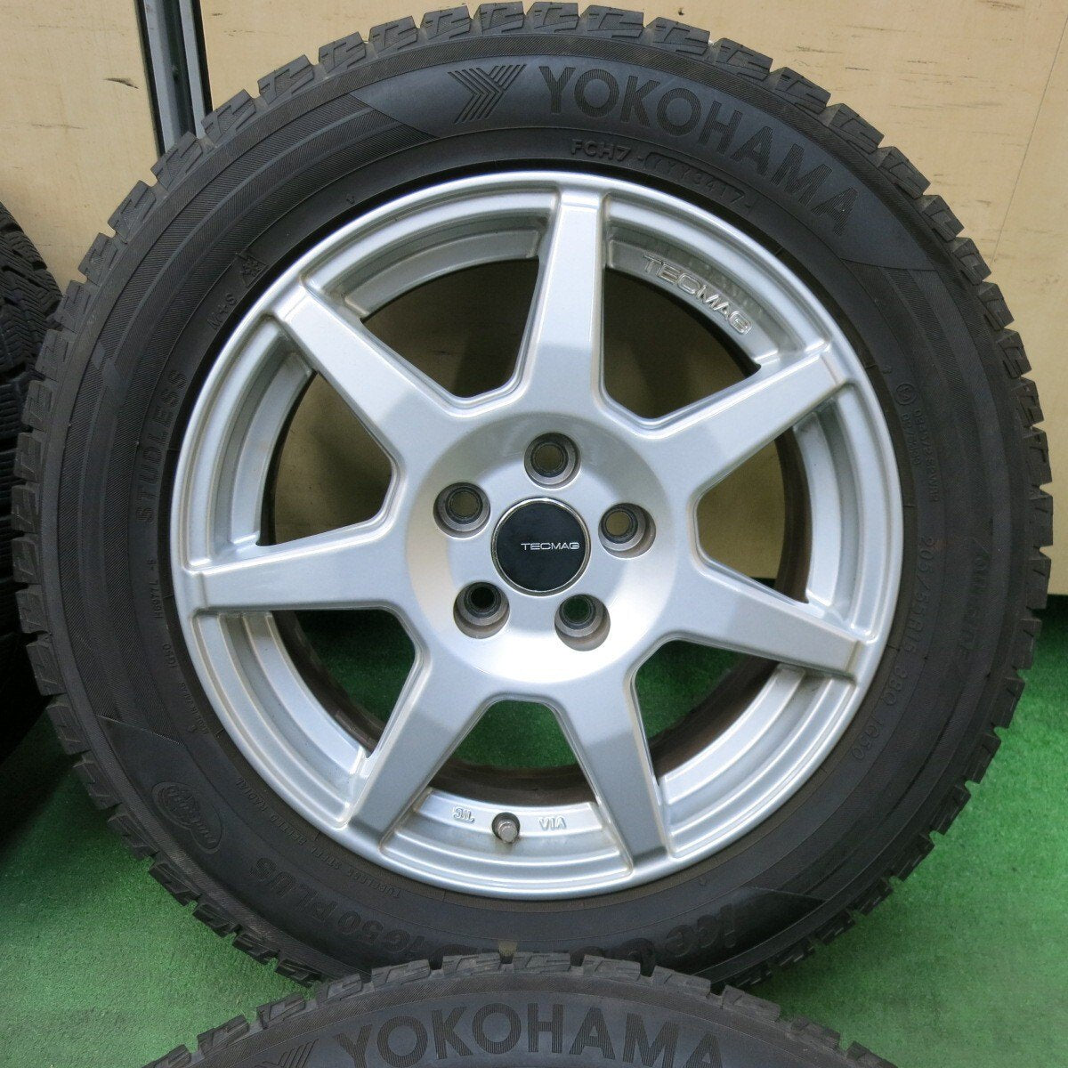 バリ溝！キレイ！9分★アウディ 8X A1 等 TECMAG TYPE 207R 205/55R15 スタッドレス ヨコハマ アイスガード iG50 プラス テクマグ 15インチ PCD100/5H★4121808SYス