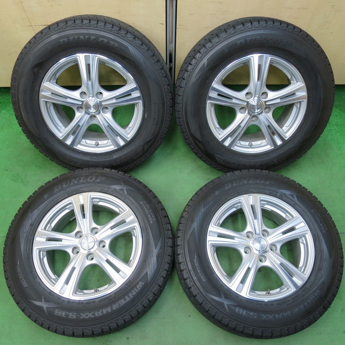 バリ溝！9.5分★スタッドレス 215/70R16 ダンロップ ウインターマックス SJ8 ROZEST ローゼスト 16インチ PCD114.3/5H★5030603イス