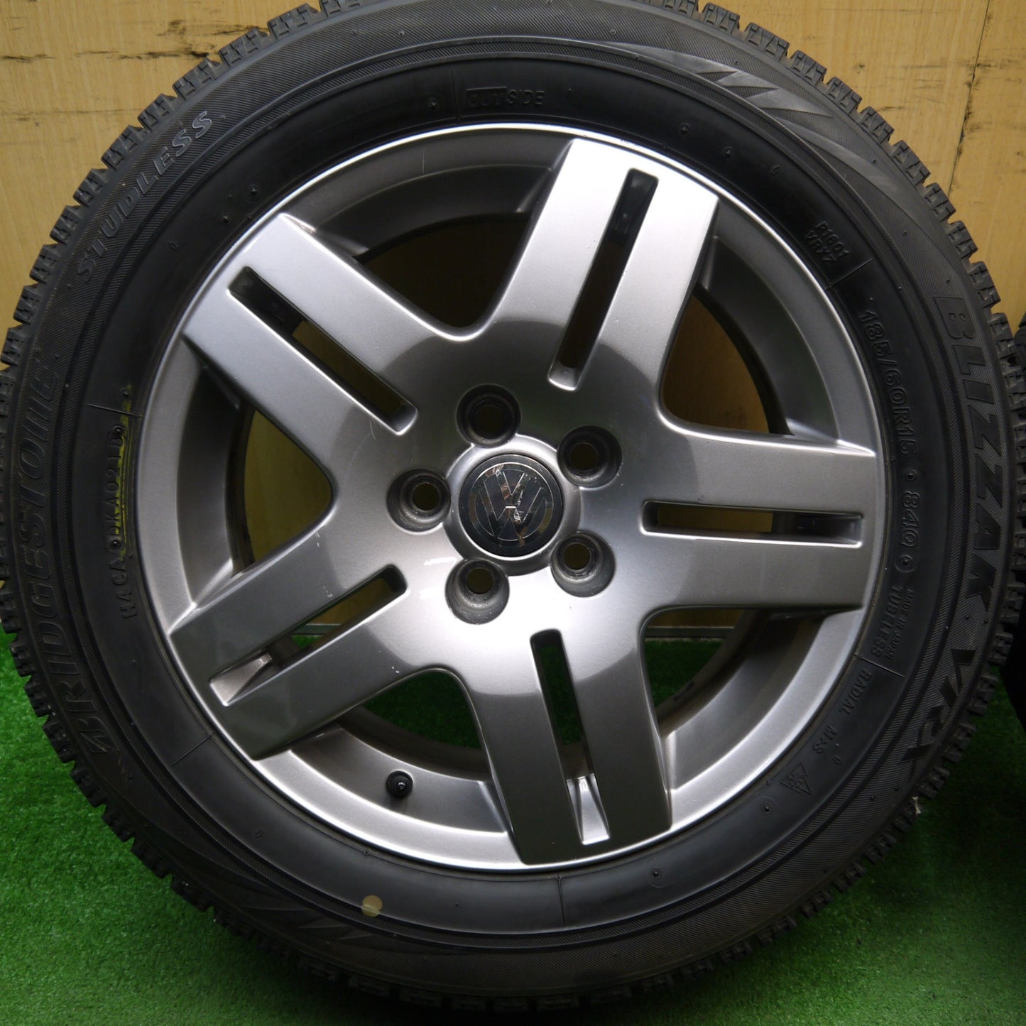 バリ溝！9分★ワーゲン ポロ 純正 185/60R15 スタッドレス ブリヂストン ブリザック VRX 15インチ PCD100/5H★5053006Hス