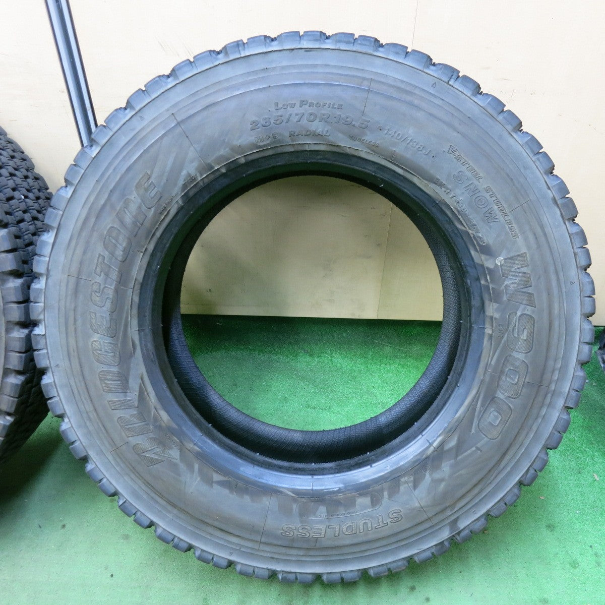バリ溝！23年！8.5分！2本★トラック タイヤ 265/70R19.5 140/138J スタッドレス ブリヂストン W900 19.5インチ★5061901SYスタ
