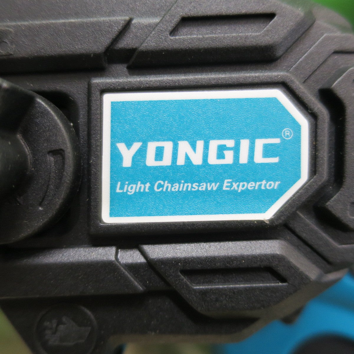 [送料無料] バッテリー2個付！キレイ☆YONGIC 電動 チェンソー 21V 型式 不明 充電式 チェーンソー 切断 機 工具 現状品☆