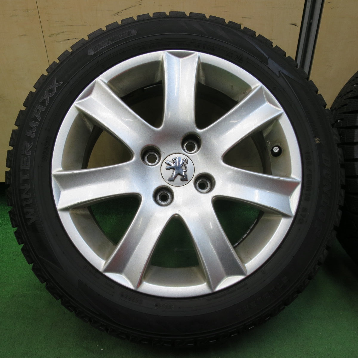[送料無料] バリ溝！22年！9.5分以上★プジョー 207 純正 195/55R16 スタッドレス ダンロップ ウインターマックス WM02 16インチ PCD108/4H★4123011イス