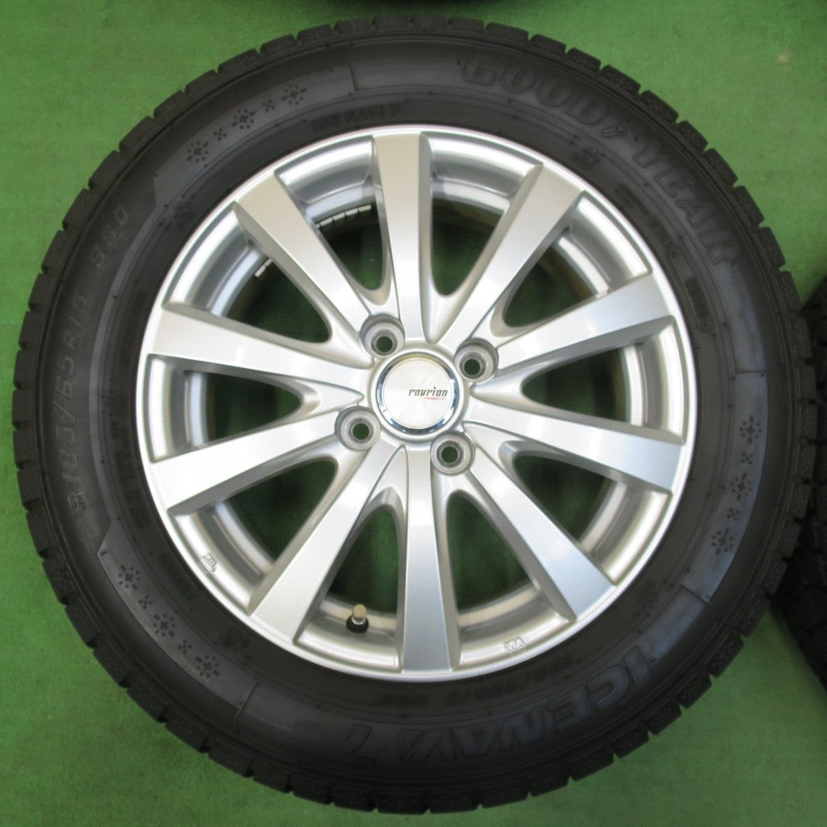 バリ溝！22年！キレイ！9.5分★スタッドレス 185/65R15 グッドイヤー アイスナビ7 ravrion RS01 ラブリオン 15インチ PCD100/4H★4113003イス