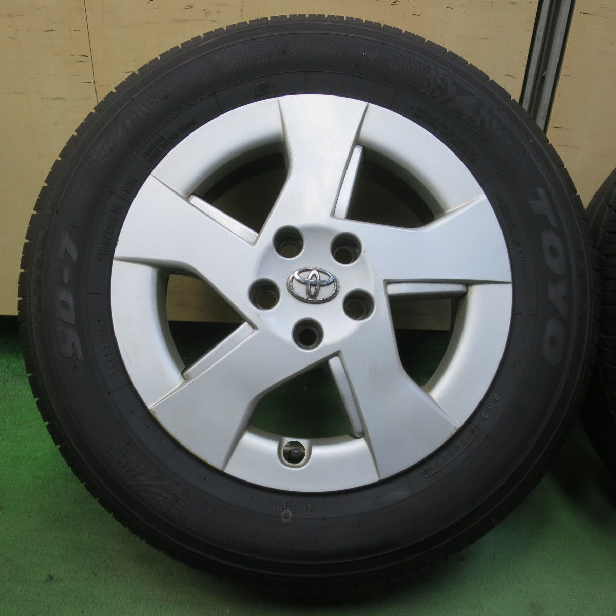 バリ溝！23年！9.5分★トヨタ 30系 プリウス 純正 195/65R15 トーヨー SD-7 15インチ PCD100/5H★6040408イノ