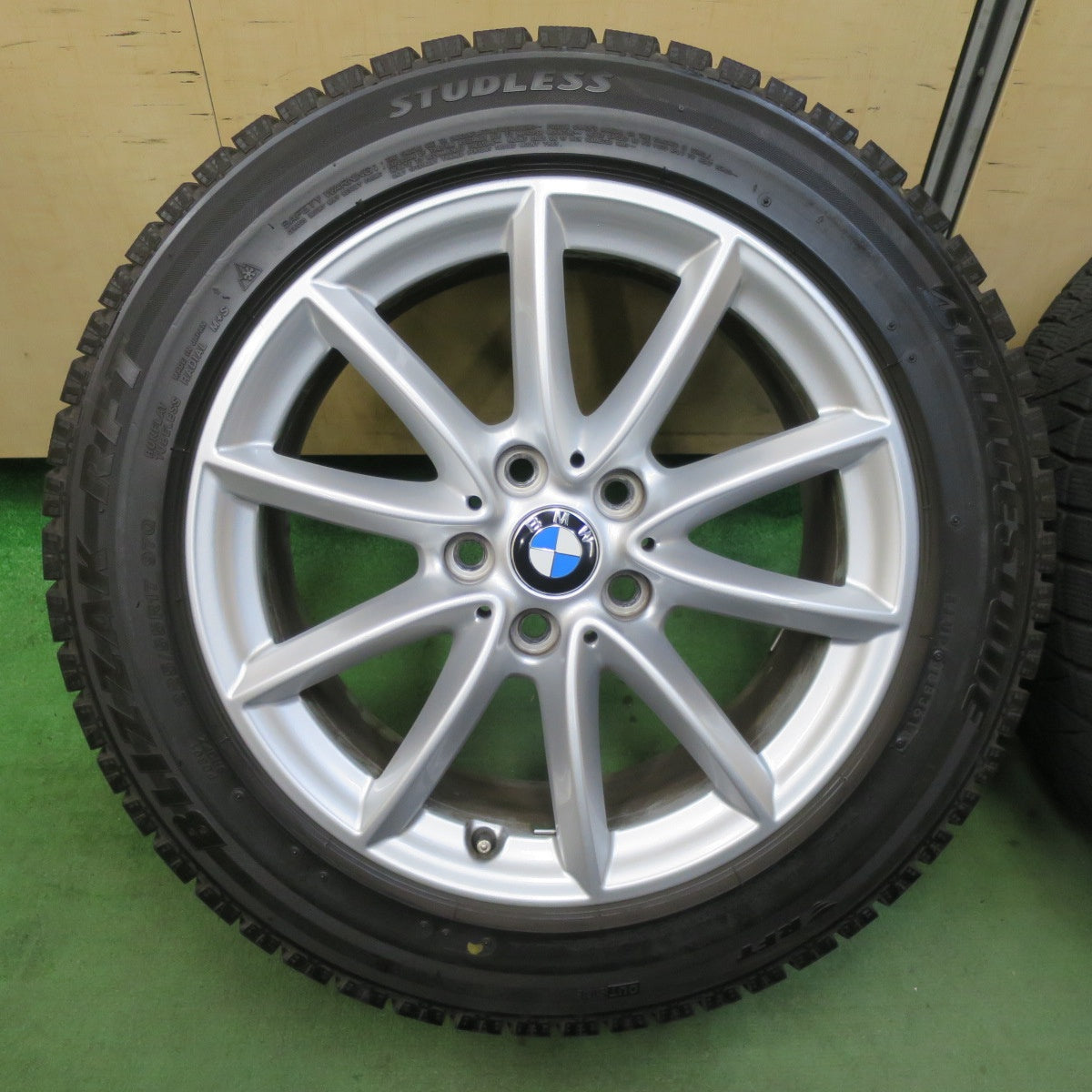 バリ溝！キレイ！9分★BMW F48 X1 純正 225/55R17 スタッドレス ブリヂストン ブリザック RFT 17インチ PCD112/5H★5112806TTス