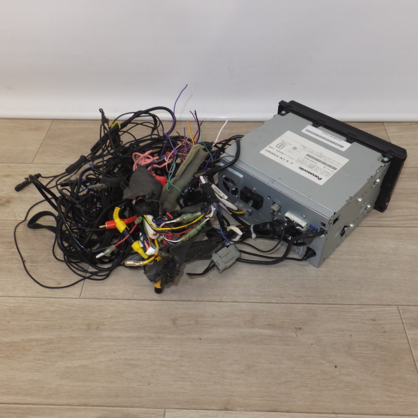 [送料無料] ★パナソニック Panasonic SDカーナビステーション Rシリーズ Strada CN-R300WD[58]★