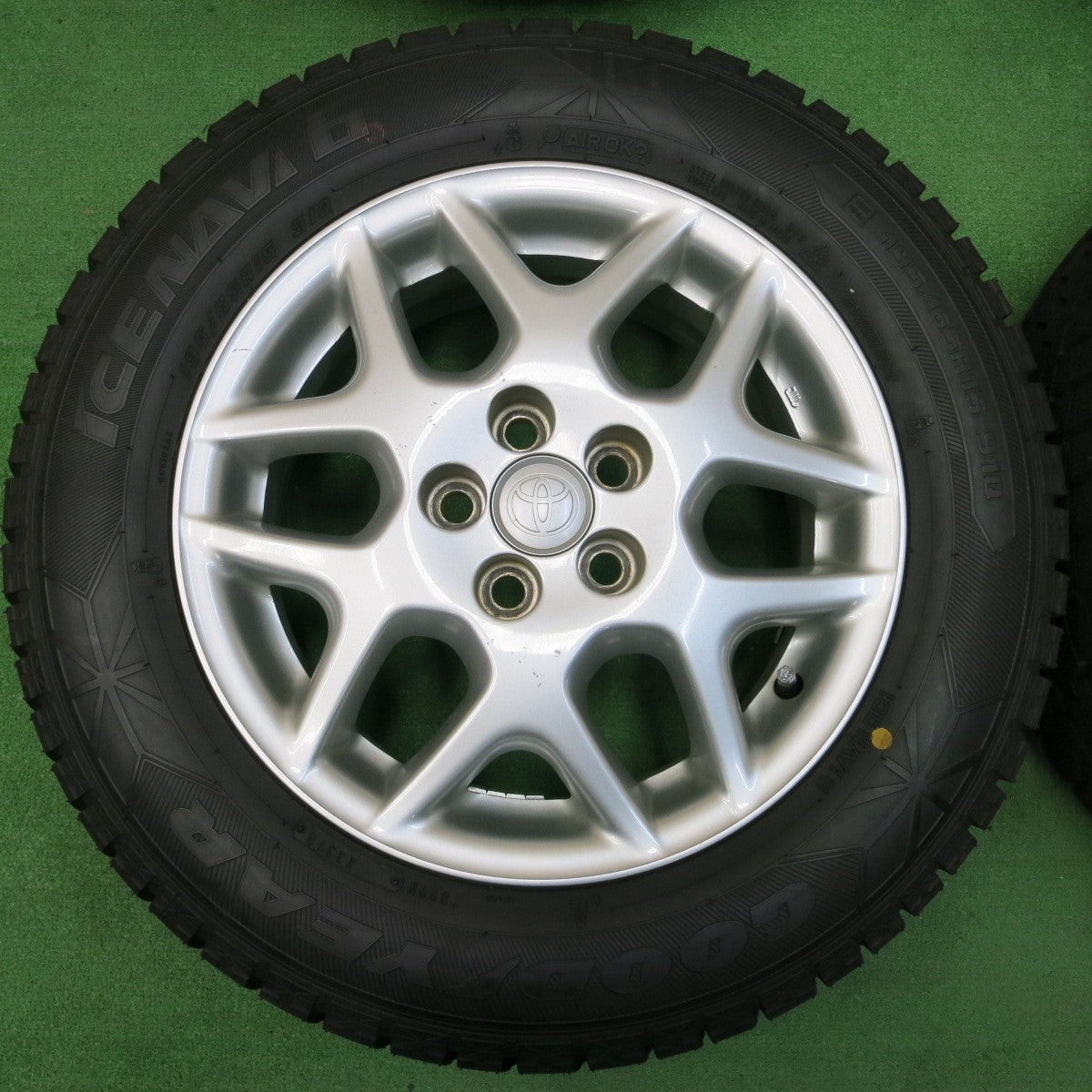 *送料無料* 超バリ溝！ほぼ10分★トヨタ プレミオ 純正 195/65R15 スタッドレス グッドイヤー アイスナビ6 15インチ PCD100/5H★4032706イス