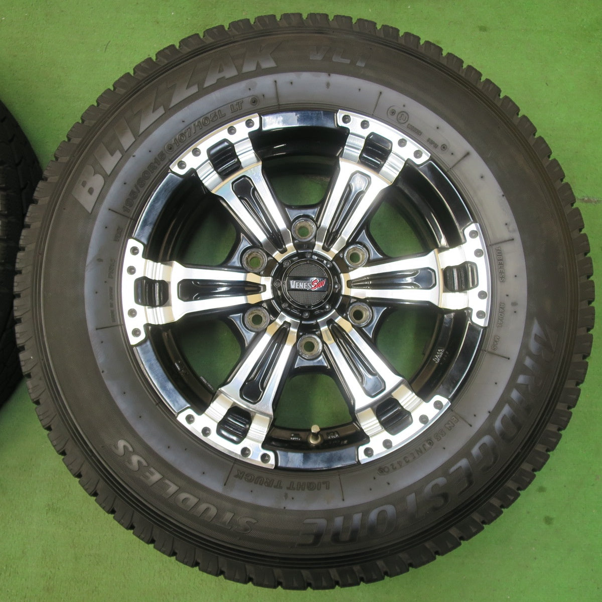 [送料無料] バリ溝！キレイ！9.5分★スタッドレス 195/80R15 107/105L ブリヂストン ブリザック VL1 VENES Suv ヴェネス 15インチ PCD139.7/6H★5021504イス