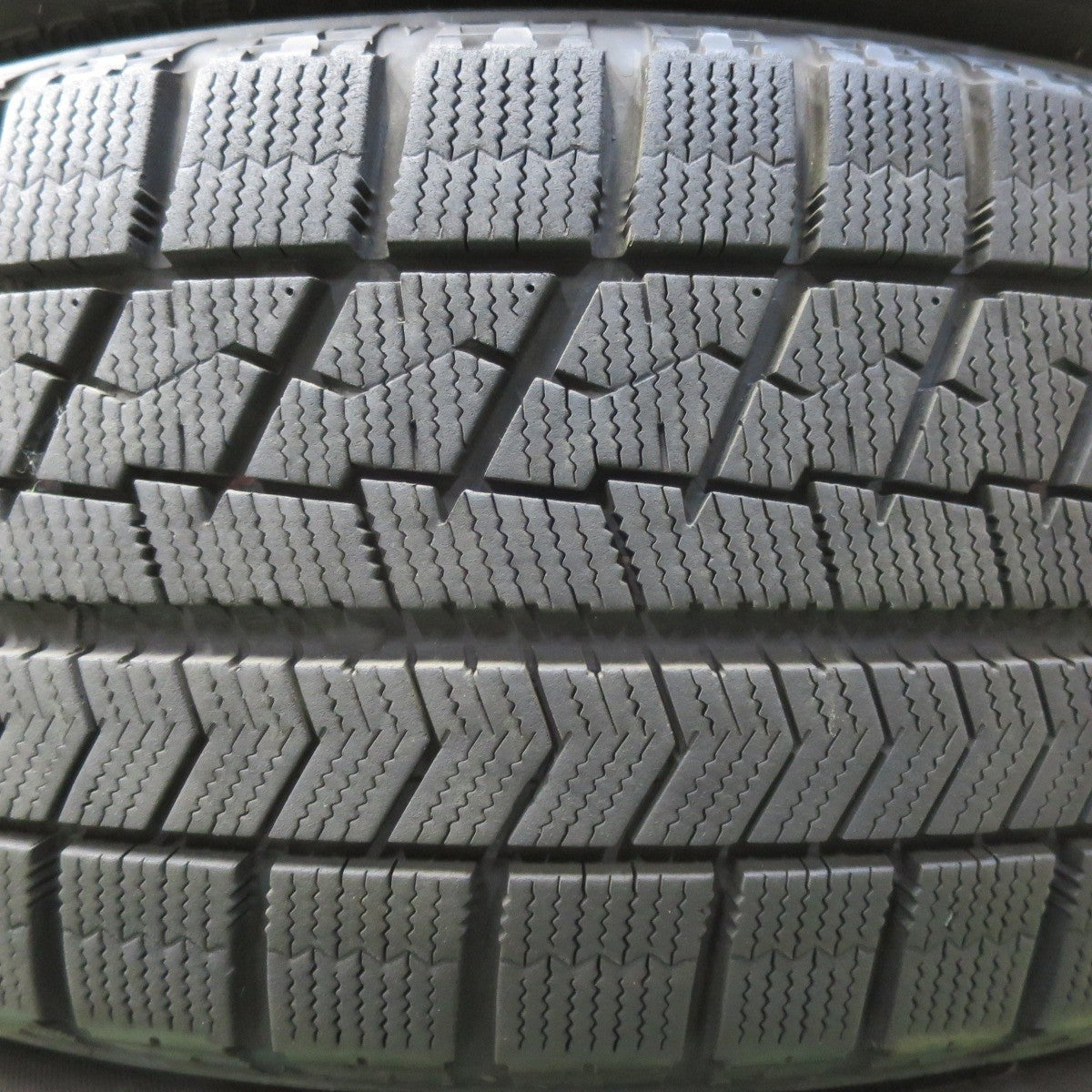 バリ溝！8.5分★BMW 等 AGA Welt TAS 225/60R17 スタッドレス ブリヂストン ブリザック VRX 17インチ ヴェルト PCD120/5H★5022706イス