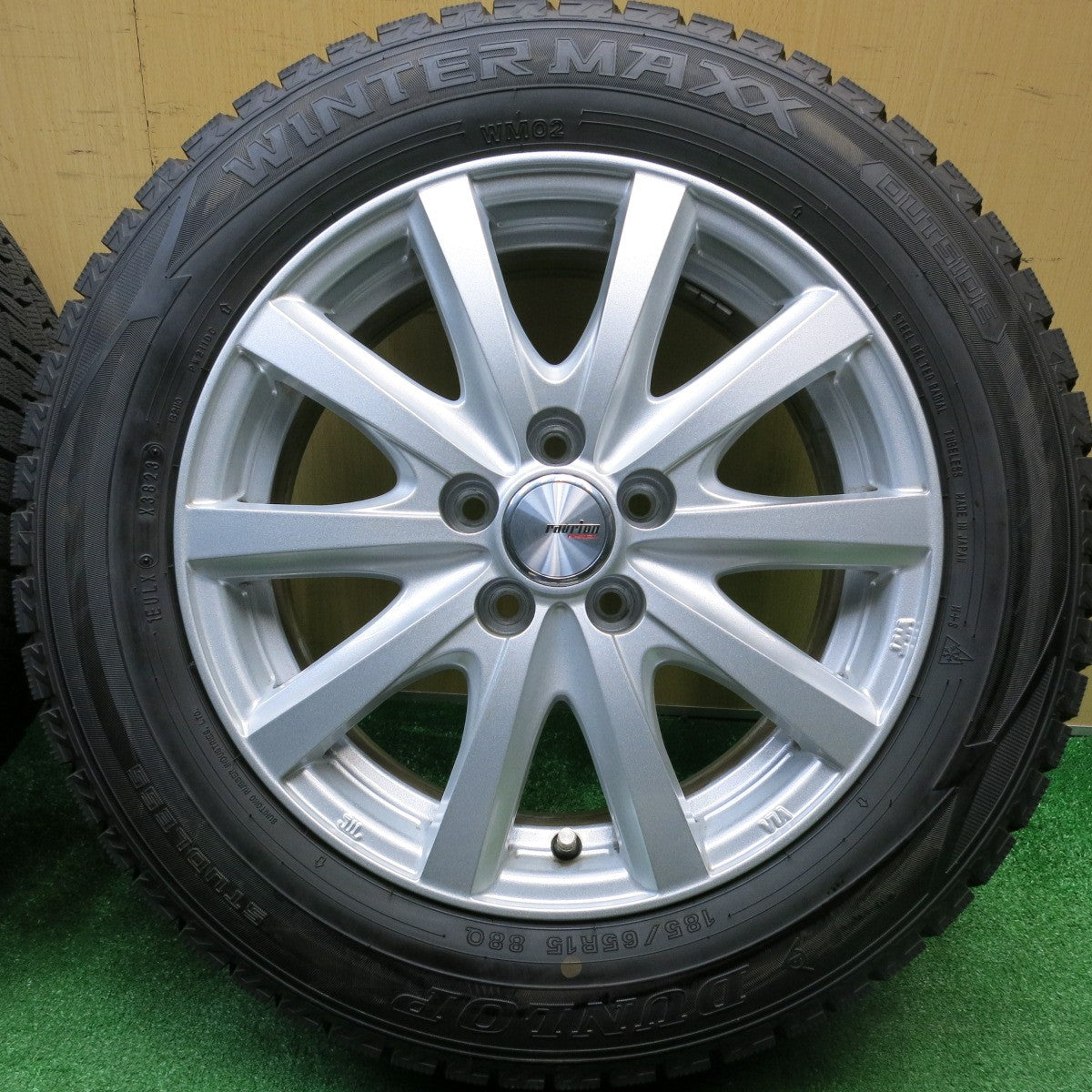 ほぼ未使用！23年！キレイ★シエンタ 等 185/65R15 スタッドレス ダンロップ ウインターマックス WM02 ravrion RS01 ラブリオン 15インチ PCD100/5H★5123109HAス