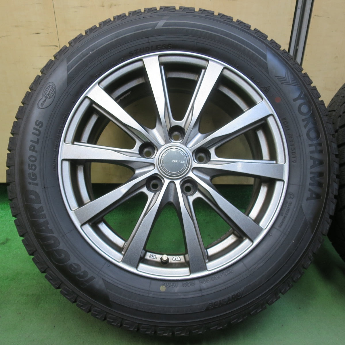 バリ溝！9分★スタッドレス 215/60R16 ヨコハマ アイスガード iG50 プラス GRASS グラス 16インチ PCD114.3/5H★5111107イス