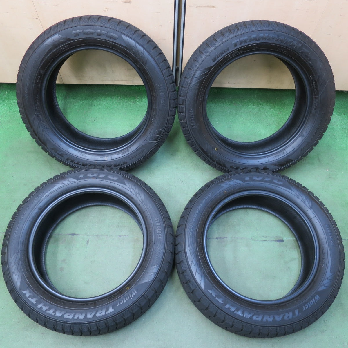 バリ溝！24年！9.5分★スタッドレス 215/60R17 トーヨー ウインター トランパス TX タイヤ 17インチ C-HR カローラクロス アルファード ヴェルファイア 等★6062604イスタ