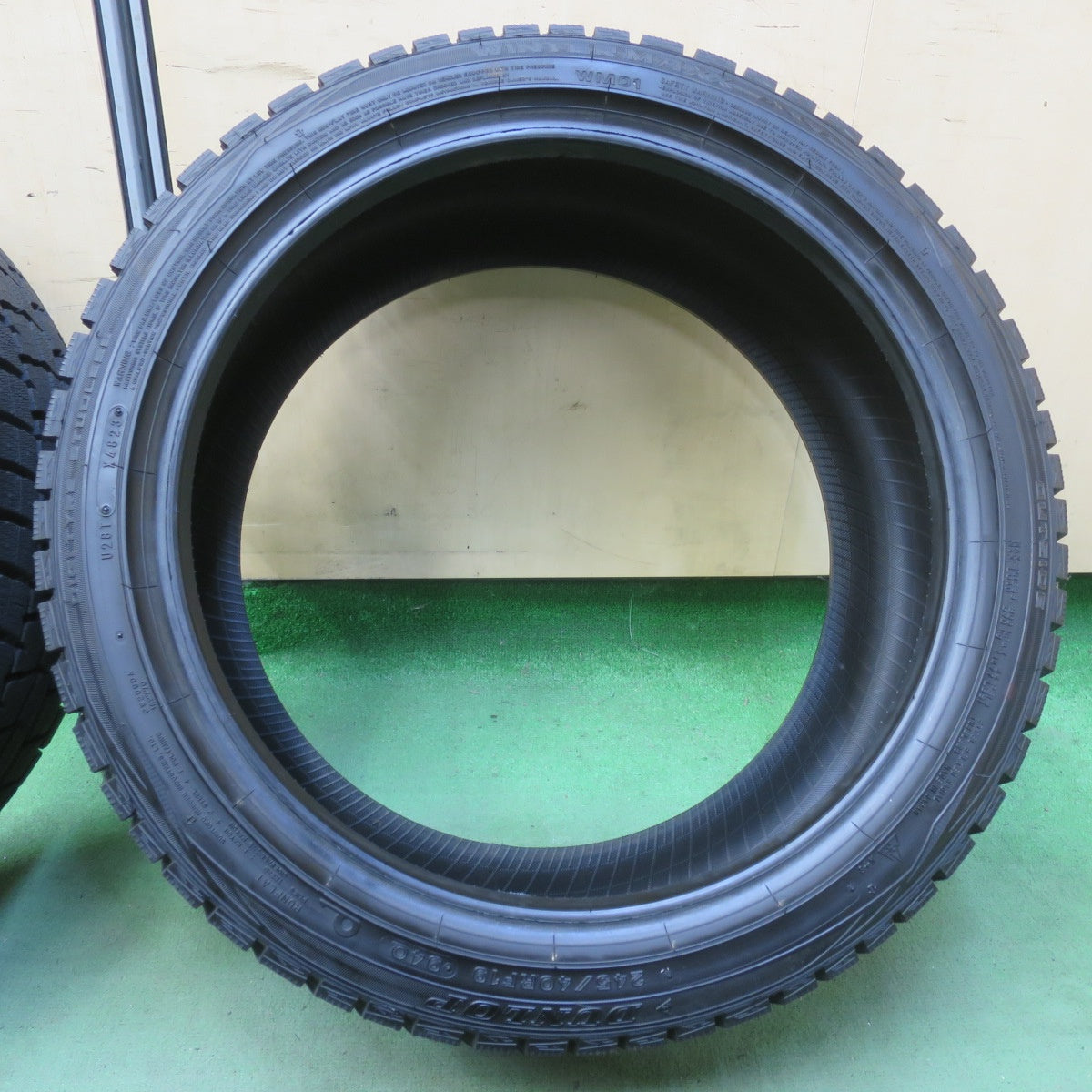 ほぼ未使用！23年★スタッドレス 245/40R19 ダンロップ ウインターマックス WM01 DSST ランフラット タイヤ 19インチ レクサス LS スカイライン 等★6051604イスタ