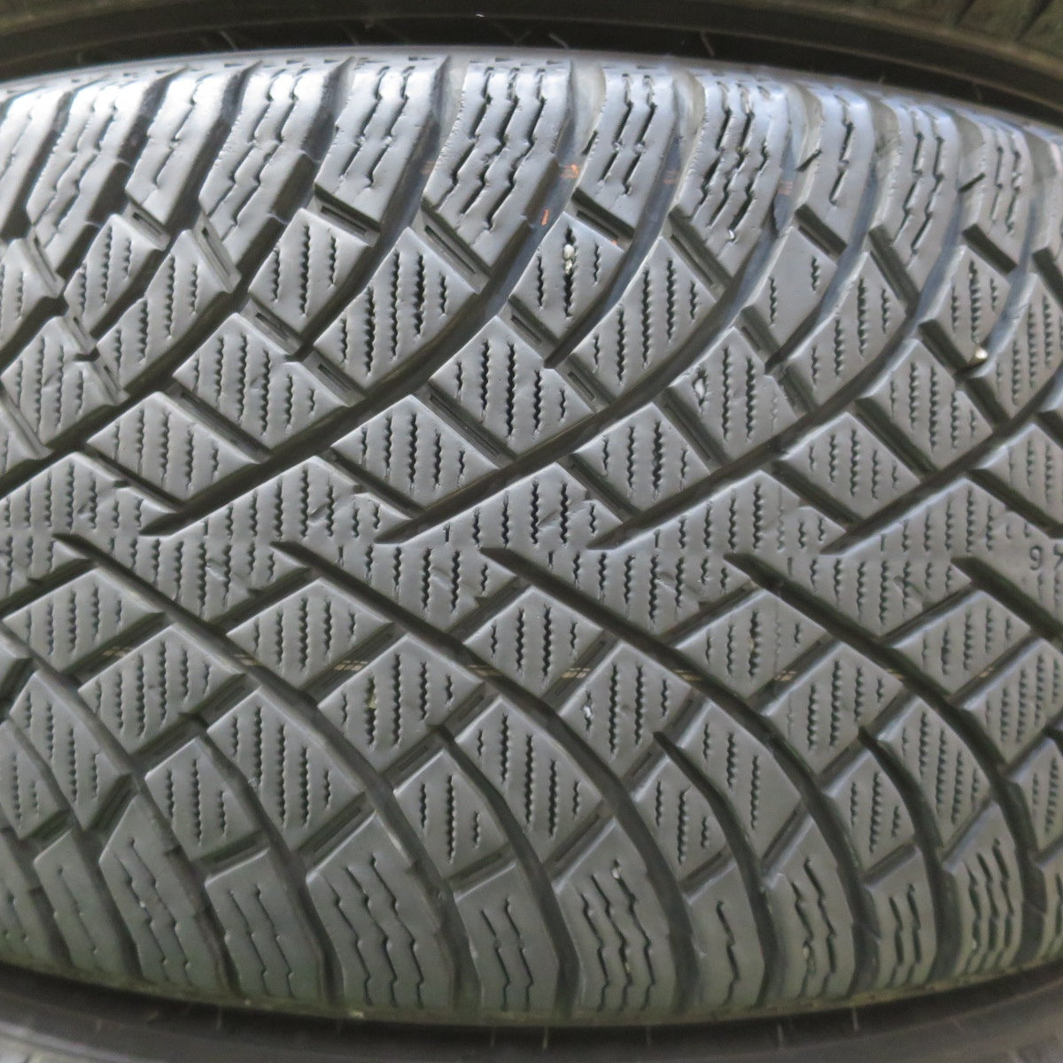 バリ溝！22年！8.5分★BMW 等 MAK FAHR 225/55R17 スタッドレス ノキアン ハッカペリッタ R5 FRT 17インチ ファー PCD112/5H★6022607イス