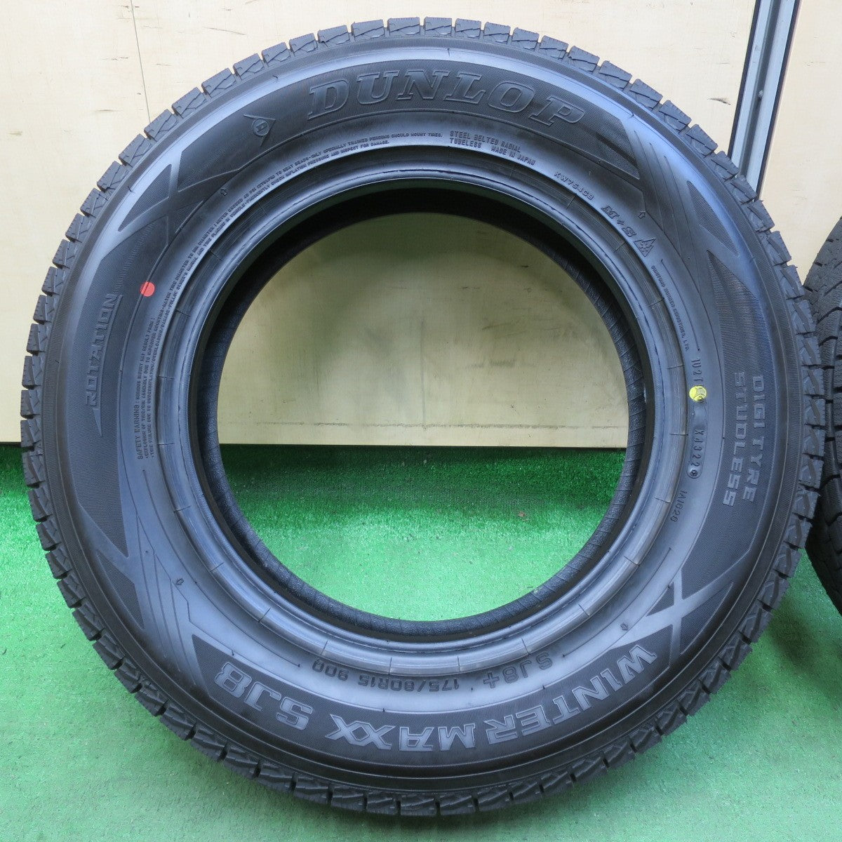 [送料無料] ほぼ未使用！22年★スタッドレス 175/80R15 ダンロップ ウインターマックス SJ8 タイヤ 15インチ パジェロミニ テリオスキッド等★4111107イスタ