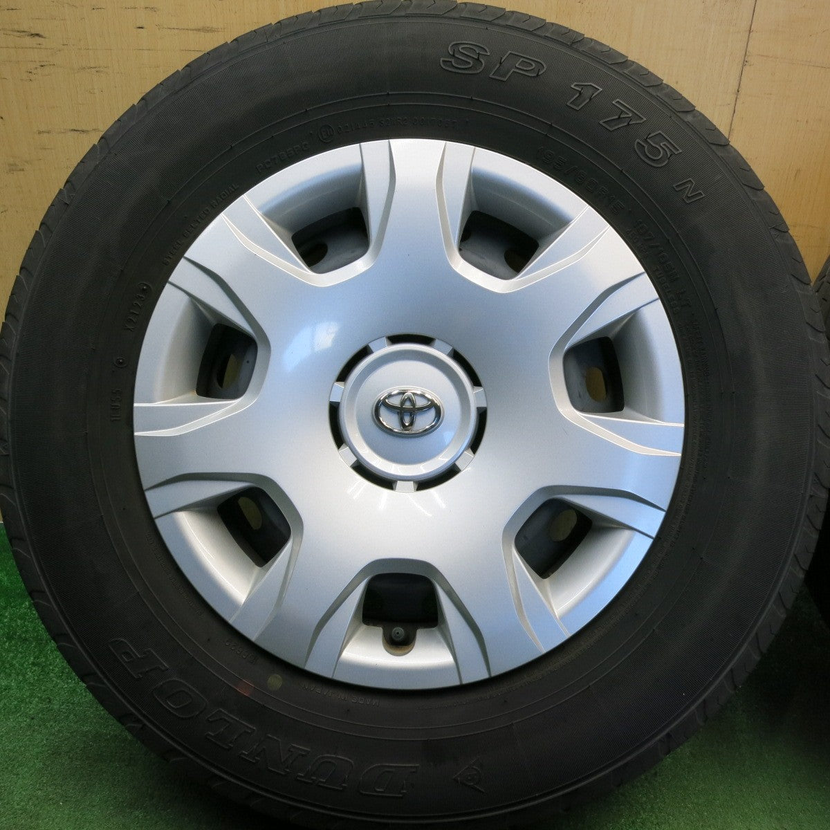 キレイ！23年★トヨタ 200系 ハイエース 純正 スチール 195/80R15 107/105N ダンロップ SP175N 15インチ PCD139.7/6H★6053004HAノ