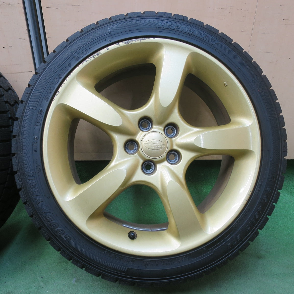 ほぼ未使用！23年！キレイ★スバル レガシィ 純正 215/45R17 スタッドレス グッドイヤー アイスナビ7 17インチ レガシー PCD100/5H★6022605イス