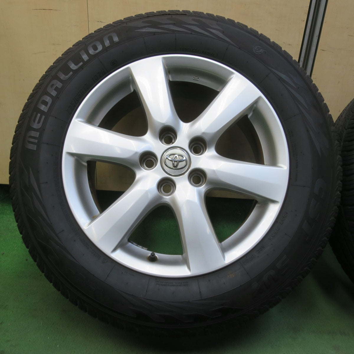バリ溝！24年！9.5分以上★トヨタ ヴァンガード 純正 225/65R17 メダリオン CST SUV 17インチ PCD114.3/5H★6041102イノ
