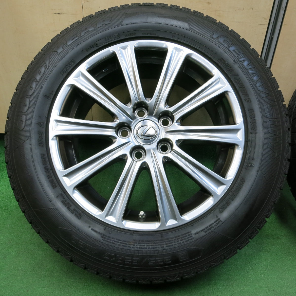 *送料無料* センサー付！キレイ★レクサス NX300h 純正 225/65R17 スタッドレス グッドイヤー アイスナビ SUV 17インチ PCD114.3/5H★4051607イス