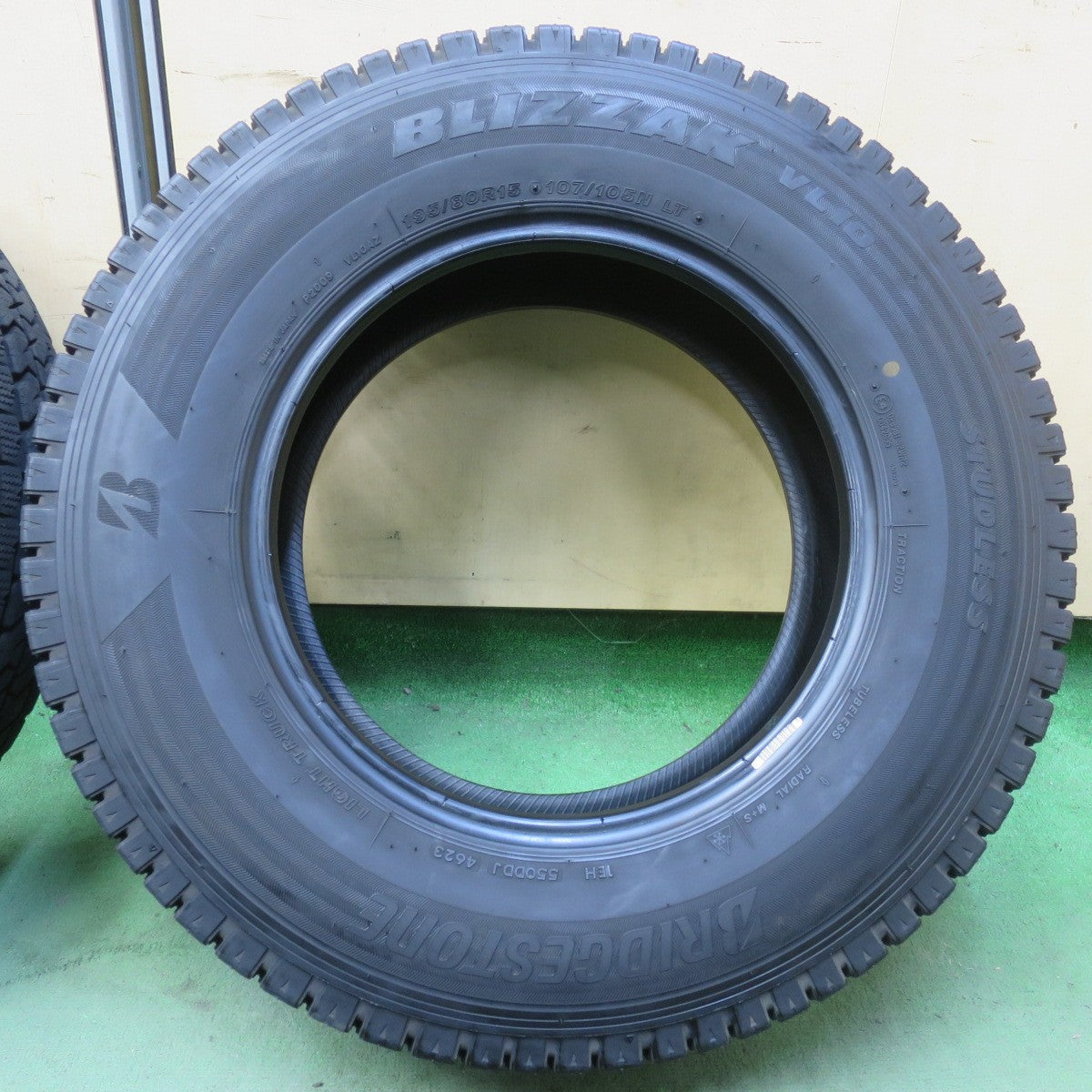 バリ溝！23年！9.5分◎スタッドレス 195/80R15 107/105N ブリヂストン ブリザック VL10 タイヤ 15インチ ハイエース キャラバン 等◎6101302イスタ