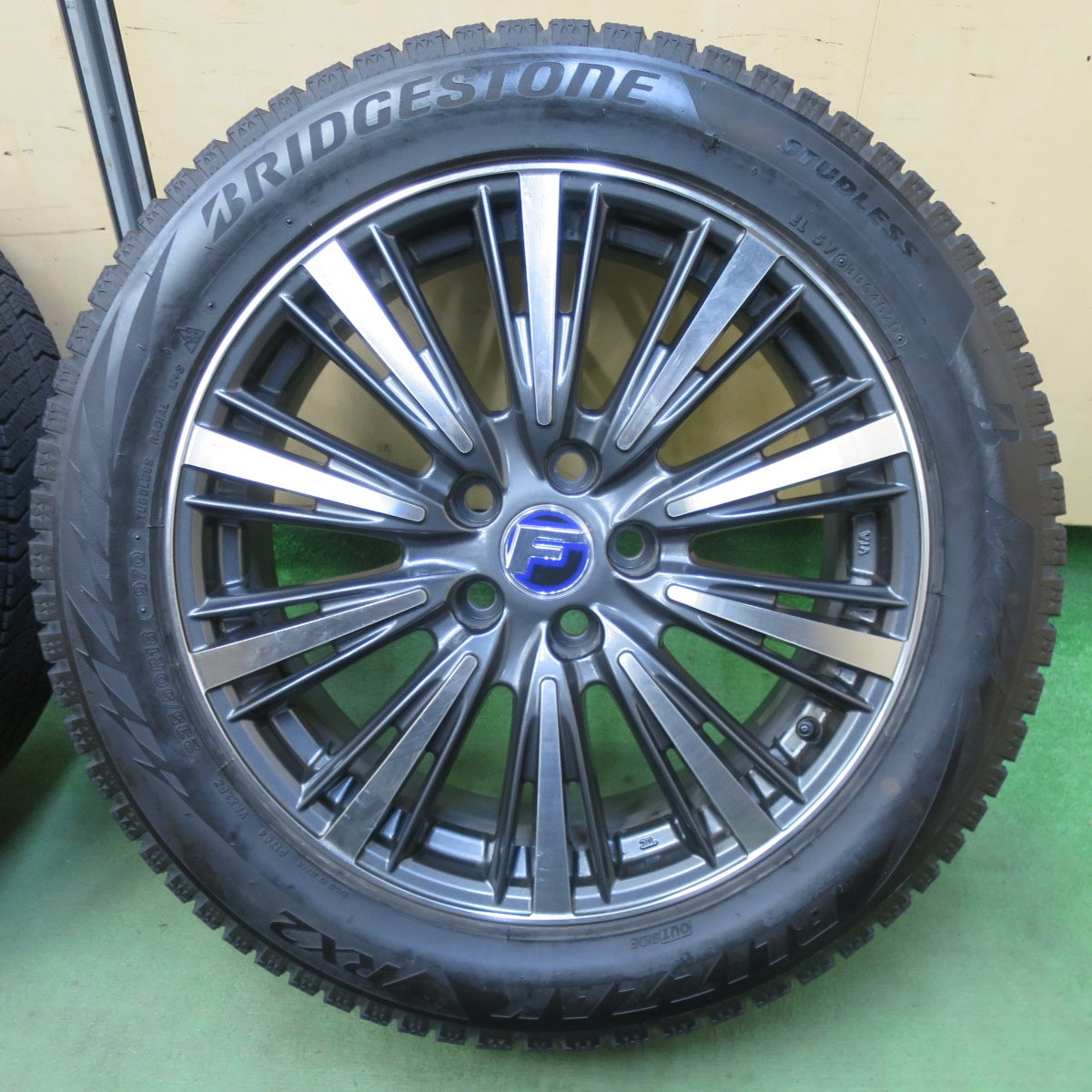 バリ溝！キレイ！9.5分★Lehrmeister L-F SPORT 235/50R18 スタッドレス ブリヂストン ブリザック VRX2 レアマイスター LF スポーツ 18インチ PCD114.3/5H★5111004TTス