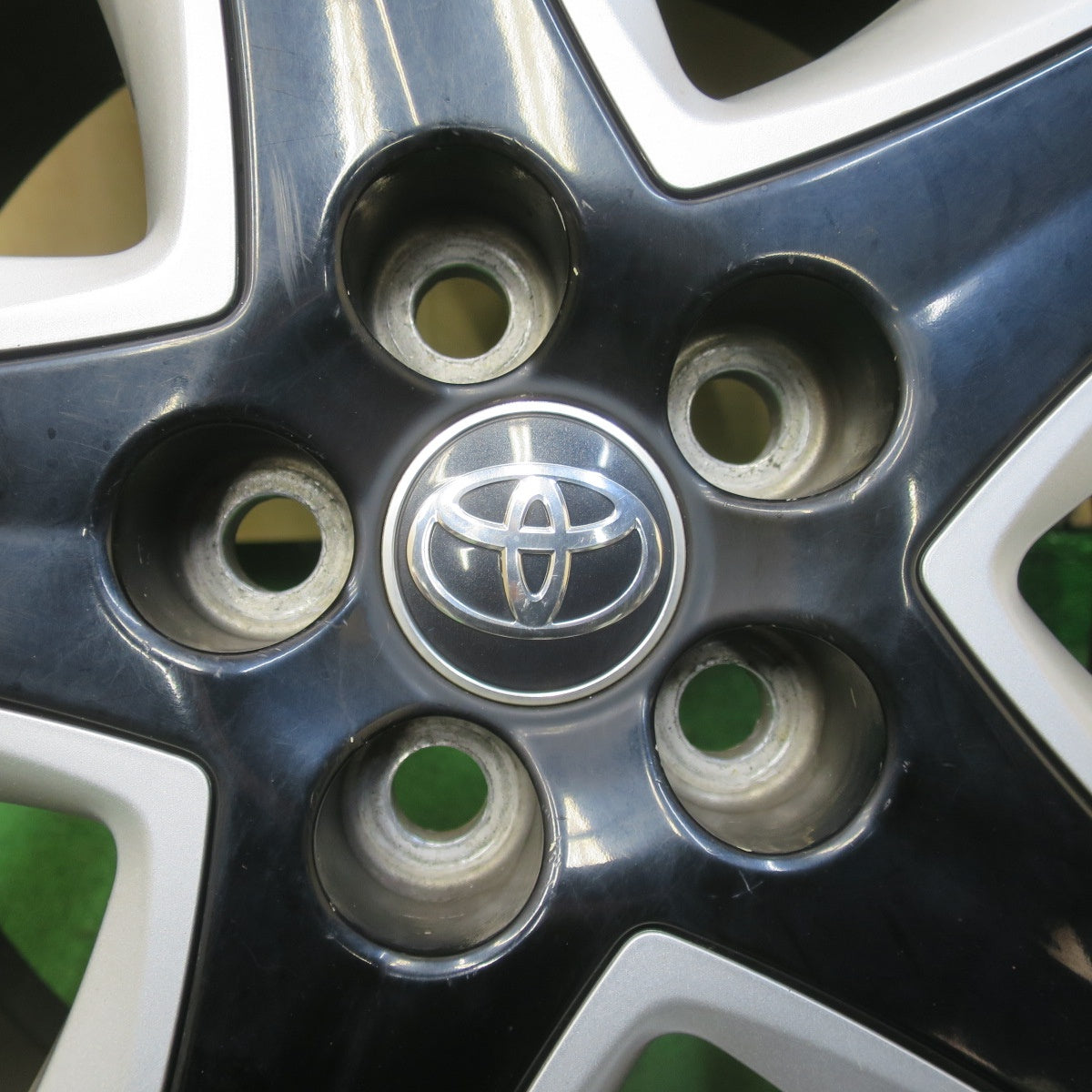 バリ溝！24年！9.5分★トヨタ 50系 プリウス ツーリング 純正 215/45R17 ピレリ P8 FS 17インチ PCD100/5H★6022504イノ