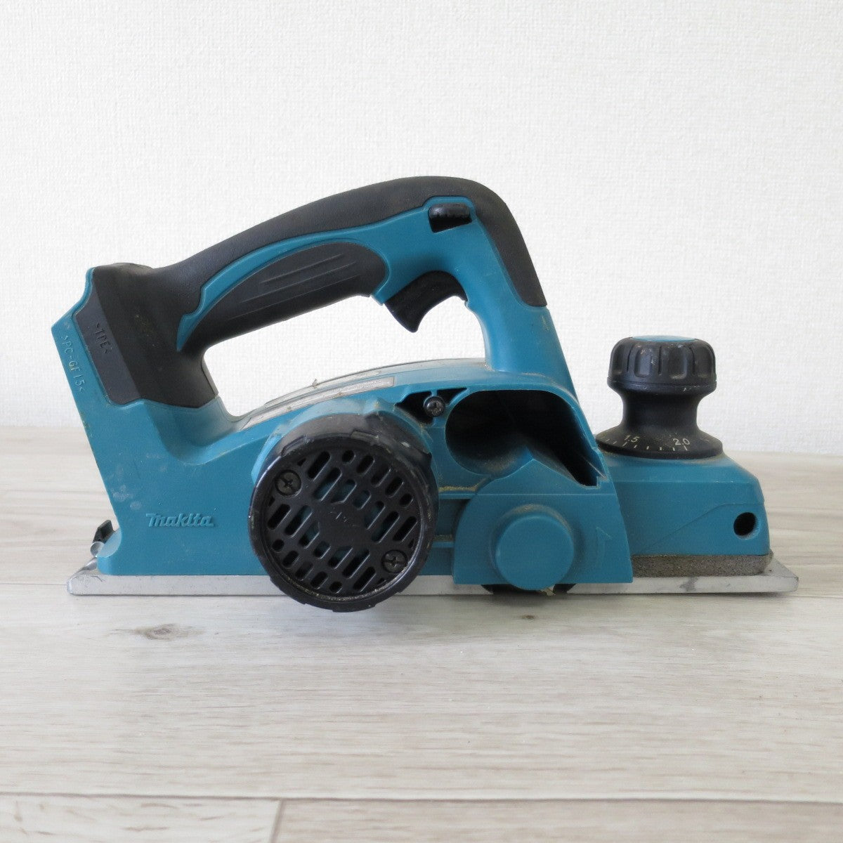 [送料無料] ◇マキタ 充電式 カンナ KP180D 82mm 電動 工具 本体のみ makita 鉋 かんな 切削◇